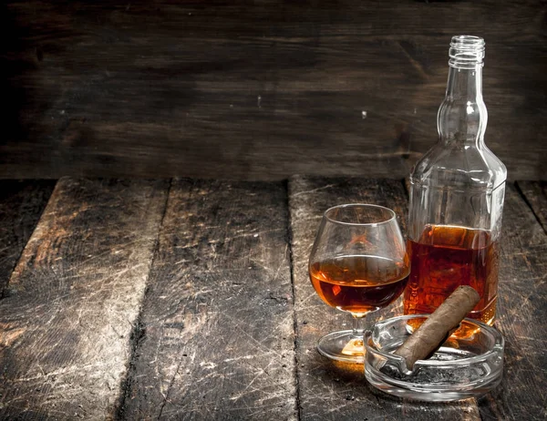 Fransk cognac med en cigarr. — Stockfoto