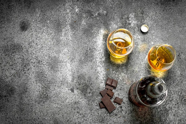 Cognac with bitter chocolate. — Stock Photo, Image