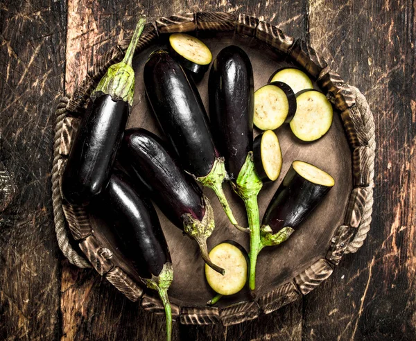 Aubergine i en gammal träbricka. — Stockfoto