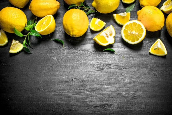 Fresh lemons with leaves. — Stock Photo, Image