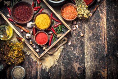 Çeşitli zemin baharat ve otlar içinde eski bir tepsi.