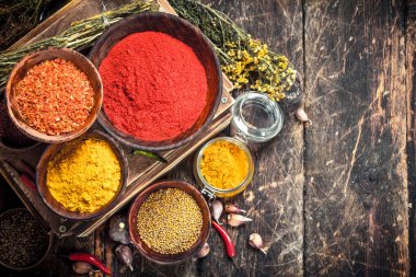 Çeşitli baharatlı baharat ve otlar.