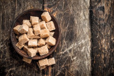 Bir kase şeker kamışı.