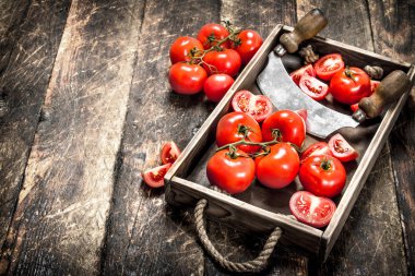 Eski tepsisinde bir bıçakla taze domates.