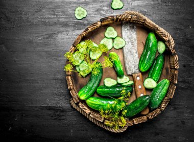 Organik gıda. Otlar ile taze salatalık.