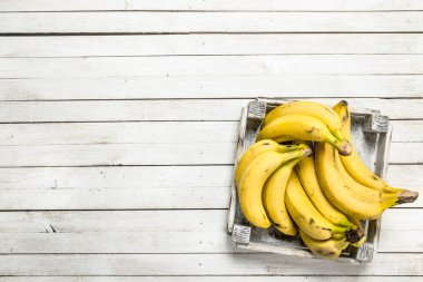 Bir kutu içinde olgun muz.