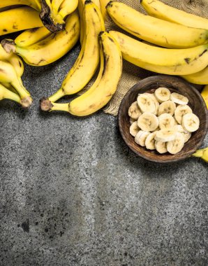 Kasede dilimlenmiş muz..