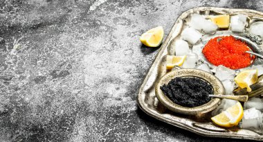 Siyah ve kırmızı havyar kase eski tepsi.