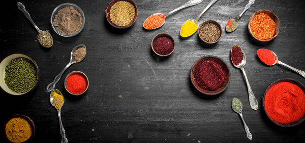 Приправы в мисках и ложках
.