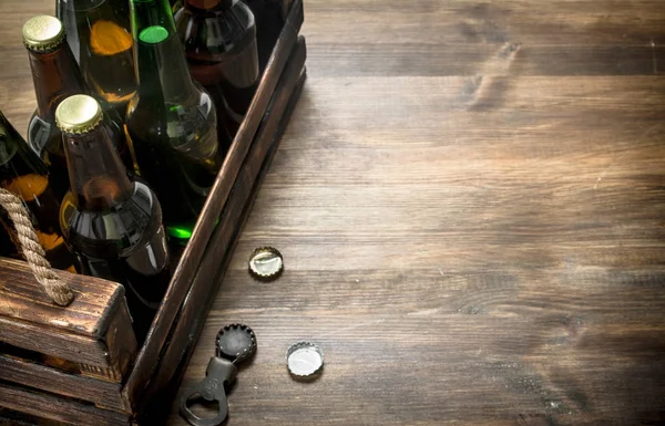Caja de cerveza fresca. Sobre mesa de madera . —  Fotos de Stock