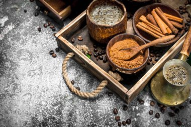 Kahve arka plan. Şeker, tarçın ve kahve çekirdekleri ile Türkçe kaynaklı kahve.