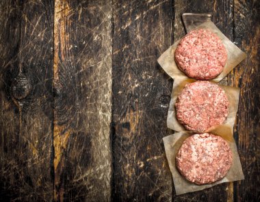 Dana gelen ham burger. Ahşap arka plan üzerinde.