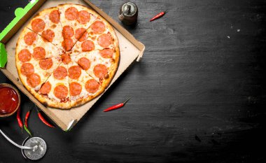 Biberli pizza taze salam ve peynir ile.