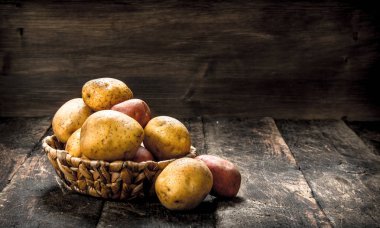 Sepette taze patates.