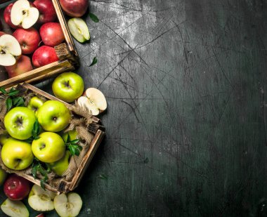 Kutularındaki taze elma.