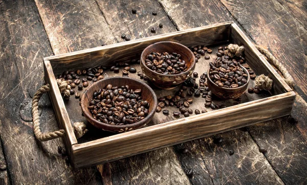 Grains de café dans des bols sur un plateau . — Photo