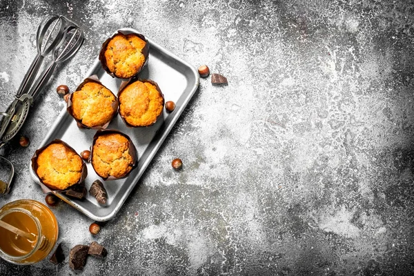 Muffins com mel e nozes . — Fotografia de Stock
