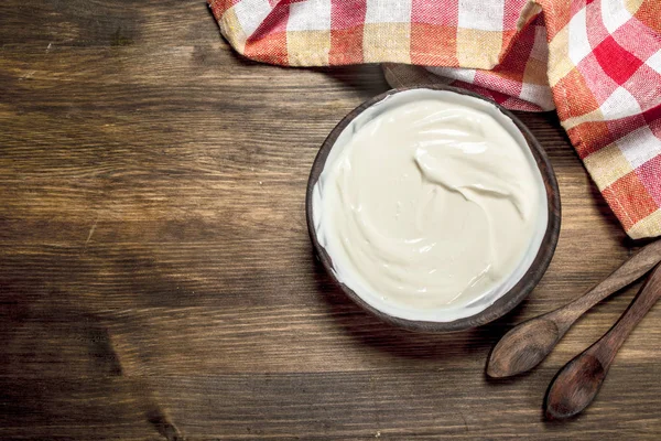 Přírodní jogurt do mísy se lžící. — Stock fotografie