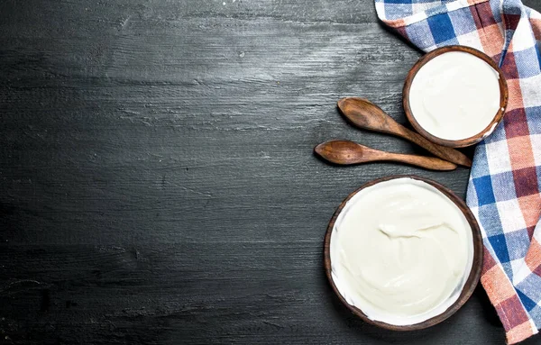 Přírodní mléko jogurt v misce vařečkou. — Stock fotografie