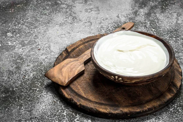 Натуральный йогурт в миске . — стоковое фото