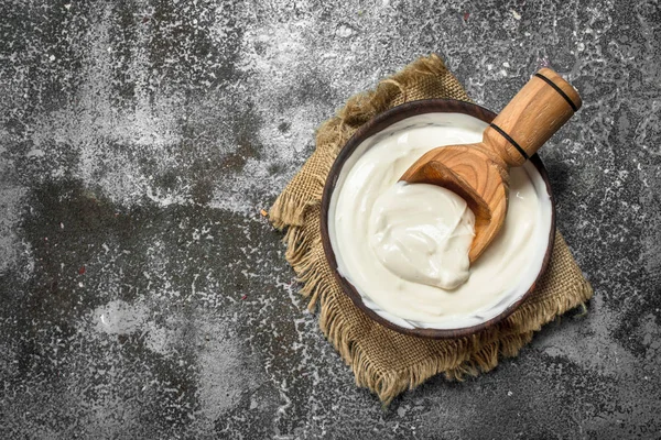 Natuurlijke yoghurt in een kom. — Stockfoto