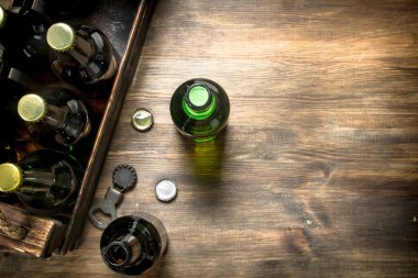 taze bira şişe. Ahşap masa.