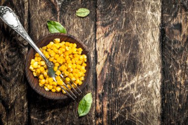 Bir kase konserve mısır.