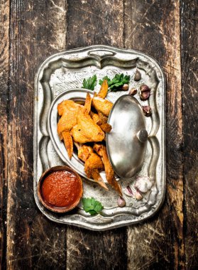 Soslu tavuk kanadı füme.