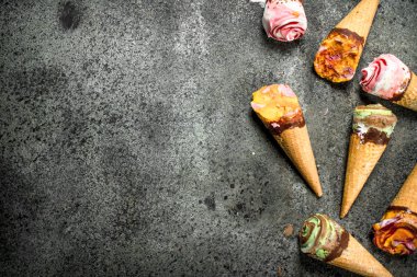 Farklı meyve dondurma waffle bardak.