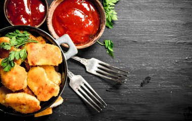 Tavuk nuggets domates sosu ve yeşillik ile.