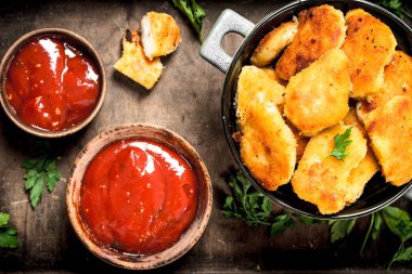 Nuggets tavuk eti bir tepsi üzerinde soslar ile gelen.