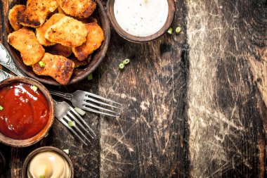 Tavuk nuggets çeşitli soslar.