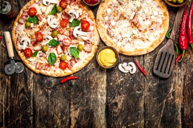İki taze pizza sos ile.