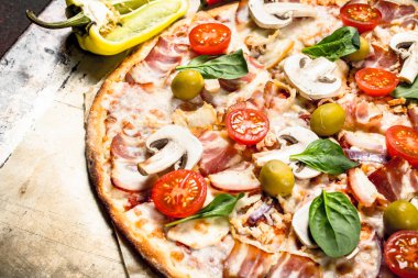 Mantar, pastırma ve domates ile taze pizza.