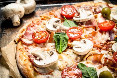 taze mantar pizzayla.