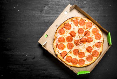 Biberli pizza taze salam ve peynir ile.