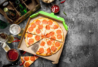 Pizza arka plan. Bira ile biberli.