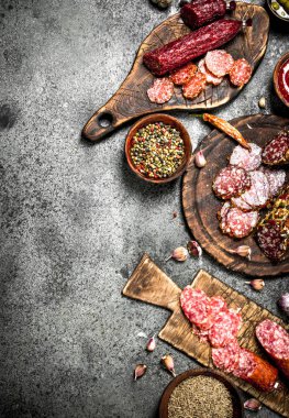 Baharat ve otlar eski kurulları ile Salam çeşitleri.