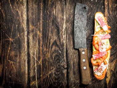 sandviç domates, yengeç eti ve taze çörek üzerinde baharatlı sos ile.