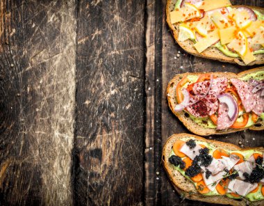 Deniz ürünleri, salam, peynir ve sebze sandviç.