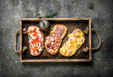 Deniz ürünleri, et ve sebze eski bir tepsi ile çeşitli sandviç.