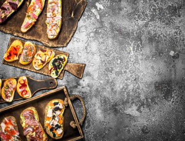 Sandviç et, salam, deniz ürünleri ve taze sebze ile.