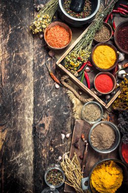 Çeşitli zemin baharat ve otlar içinde eski bir tepsi.