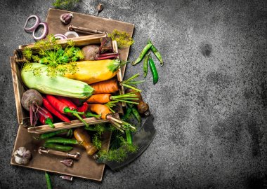 Organik gıda. Eski bir kutu içinde sebze taze hasat.