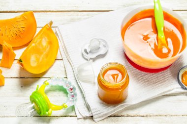 Bebek maması. Taze kabak püresi.