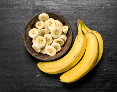 Olgun muz bir kase dilimlenmiş.