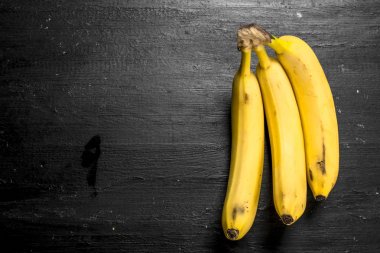 olgun muz demet. Siyah Kara tahta.