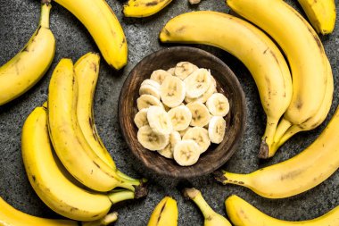 Kasede dilimlenmiş muz..