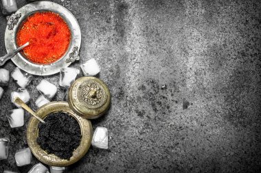 Kırmızı ve siyah havyar buz ile.