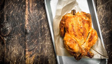 Kızarmış tavuk bir tepsi.